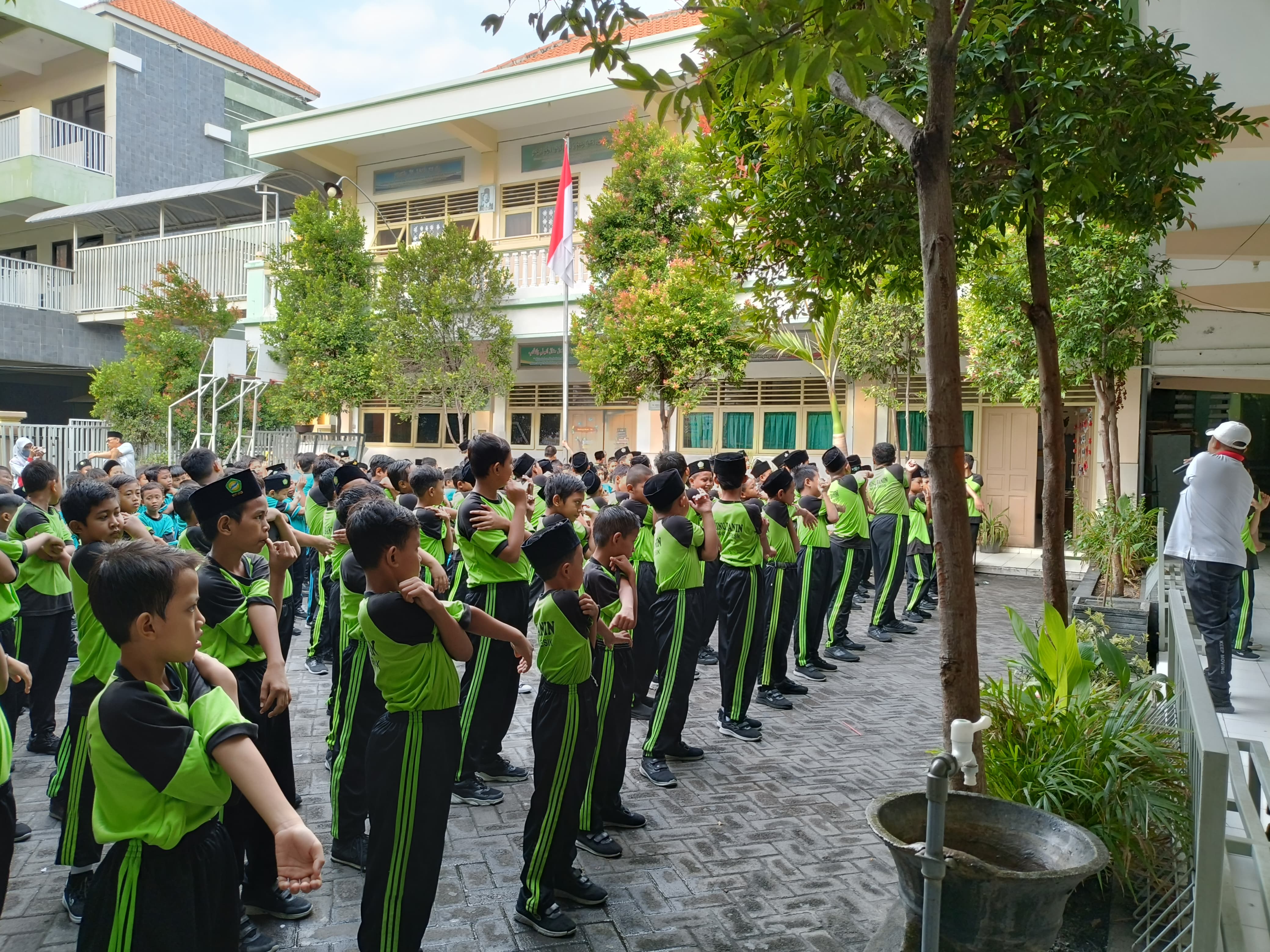 mengisi hari Pahlawan Nasional dengan Senam Pagi